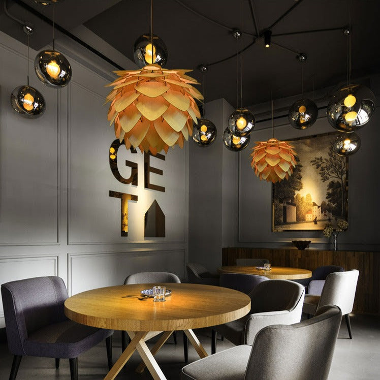 Vakker tre pendellampe, kongle design for koselig og justerbar belysning i hjemmet.