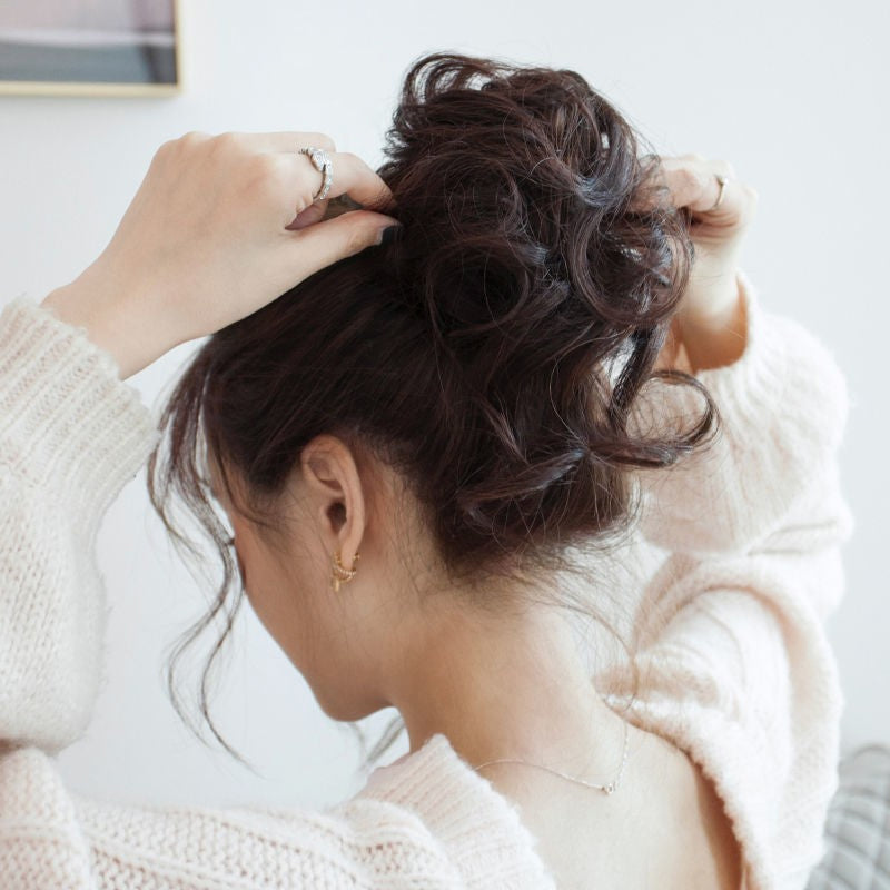"Naturlig look volumskaper hestehalebolle: brun syntetisk hår med elastisk bånd, gir hårvolum og stil."