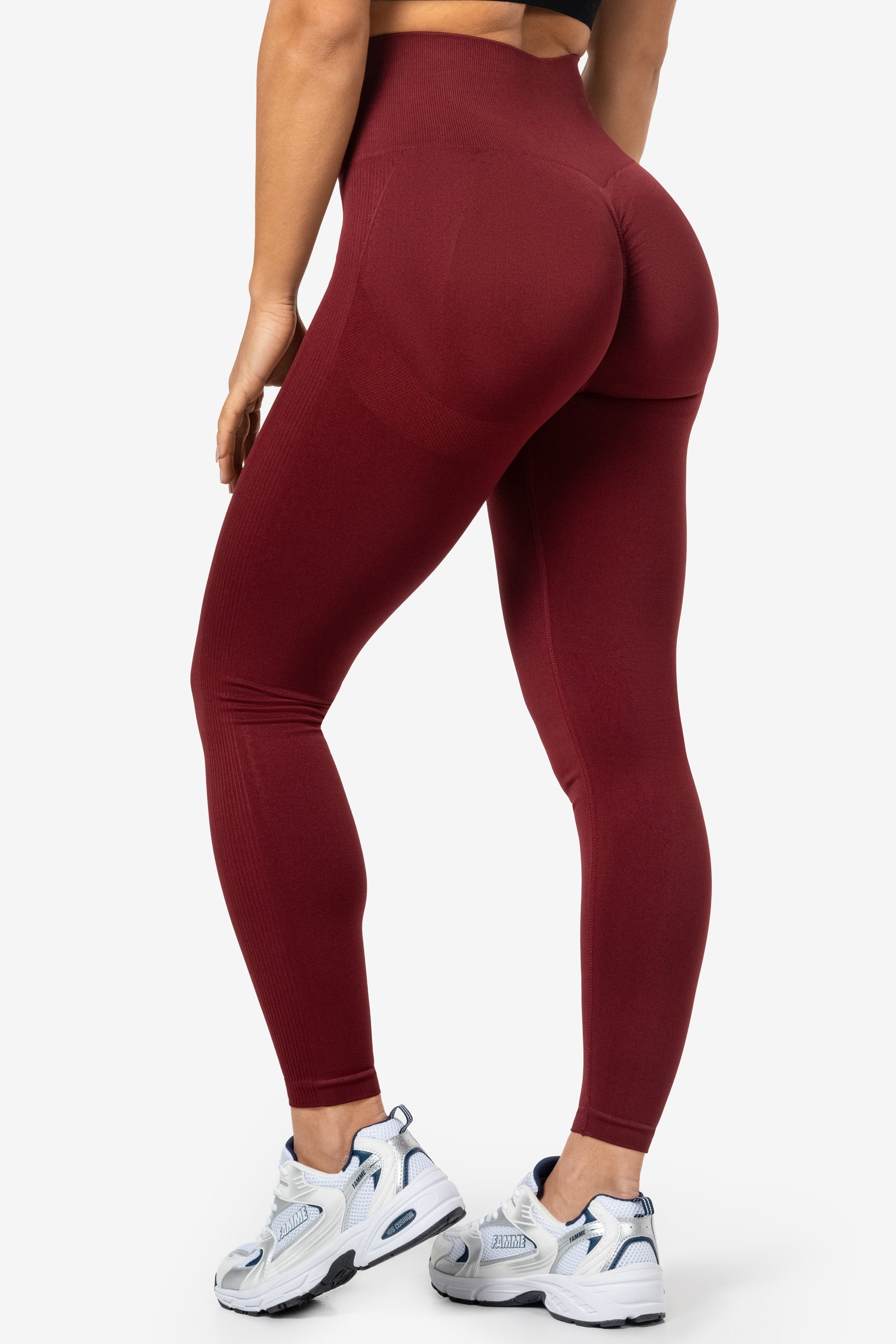 "Navy blue scrunch leggings med høy midje og seamless design, fremhever kurver med scrunch-teknologi for optimal passform"