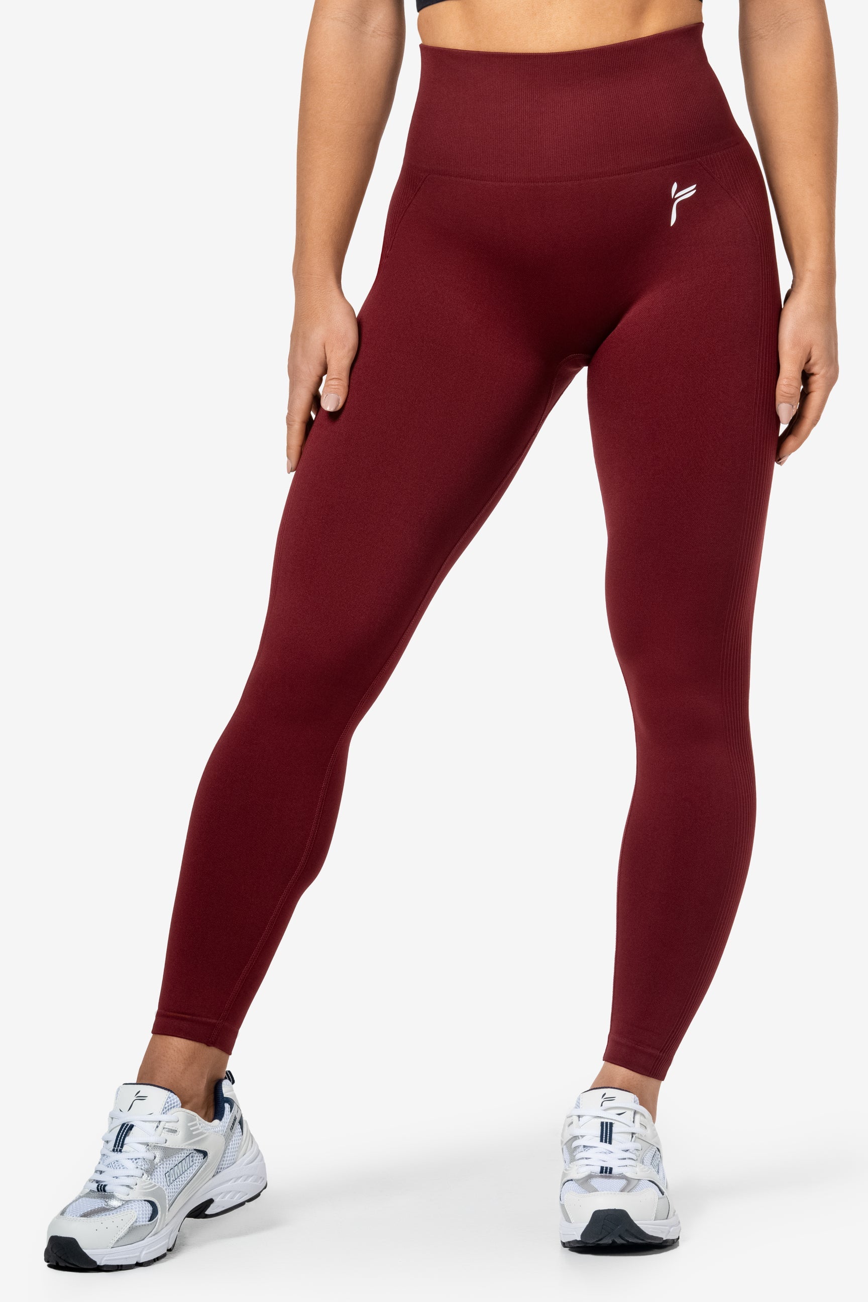 "Navy blue scrunch leggings med høy midje og seamless design, fremhever kurver med scrunch-teknologi for optimal passform"