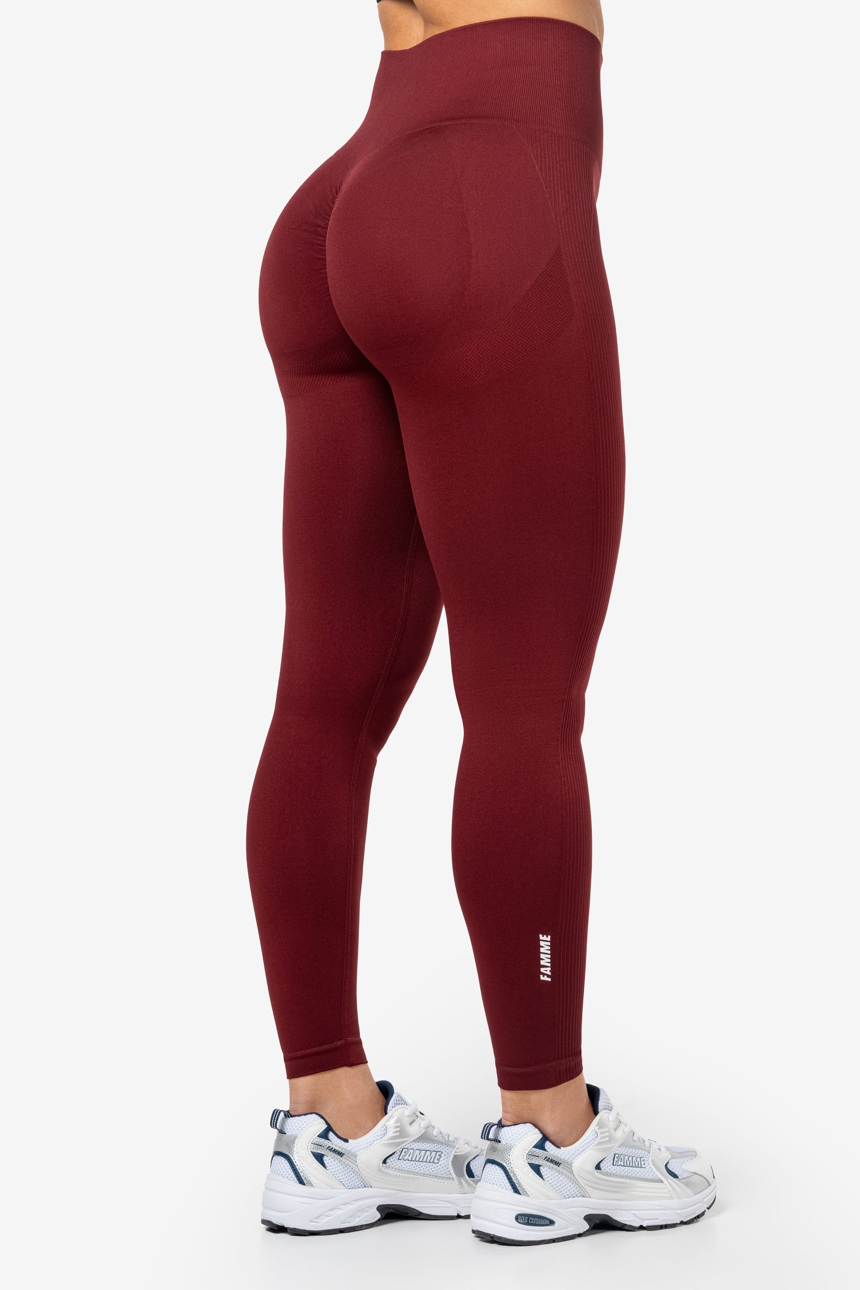 "Navy blue scrunch leggings med høy midje og seamless design, fremhever kurver med scrunch-teknologi for optimal passform"