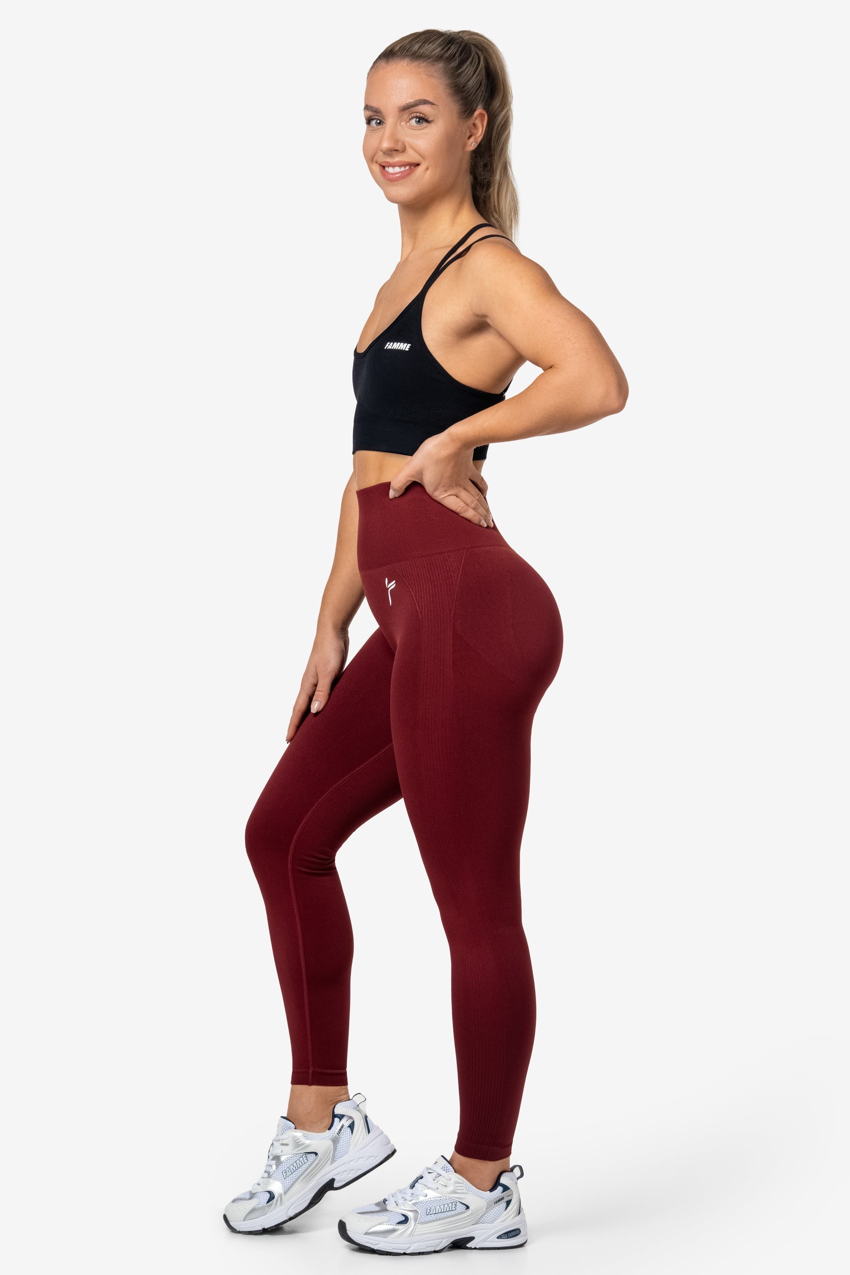 "Navy blue scrunch leggings med høy midje og seamless design, fremhever kurver med scrunch-teknologi for optimal passform"