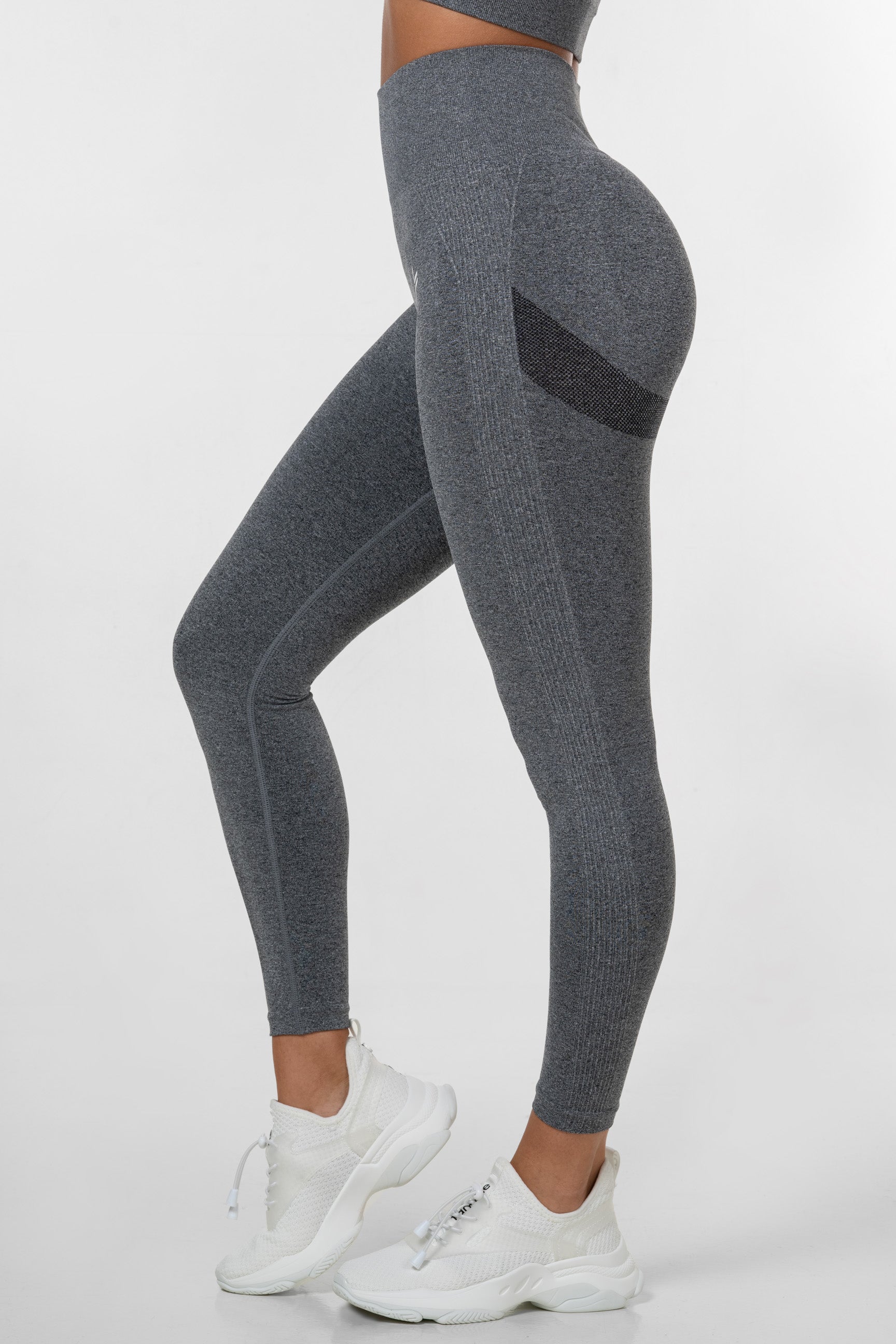 "Navy blue scrunch leggings med høy midje og seamless design, fremhever kurver med scrunch-teknologi for optimal passform"