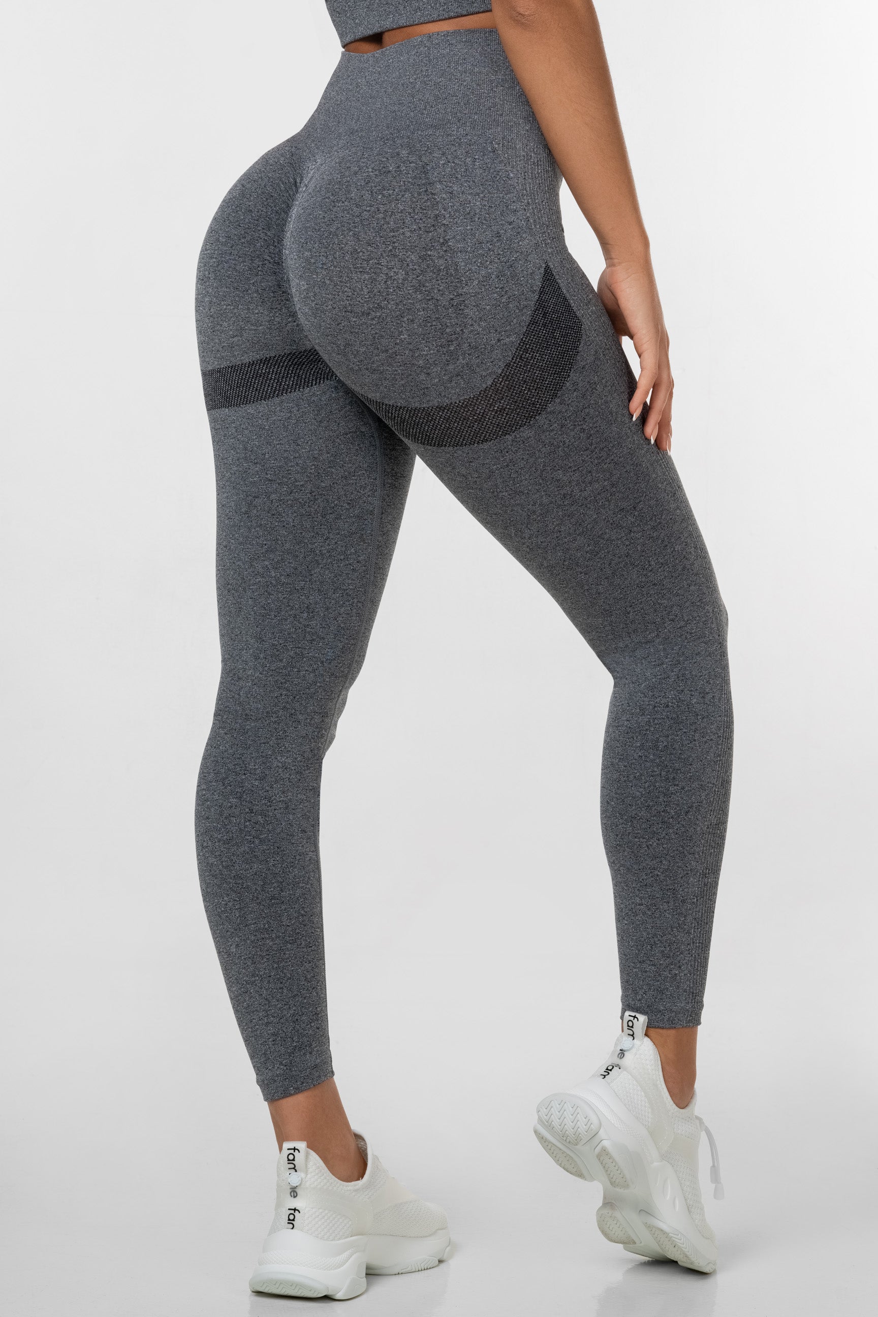 "Navy blue scrunch leggings med høy midje og seamless design, fremhever kurver med scrunch-teknologi for optimal passform"