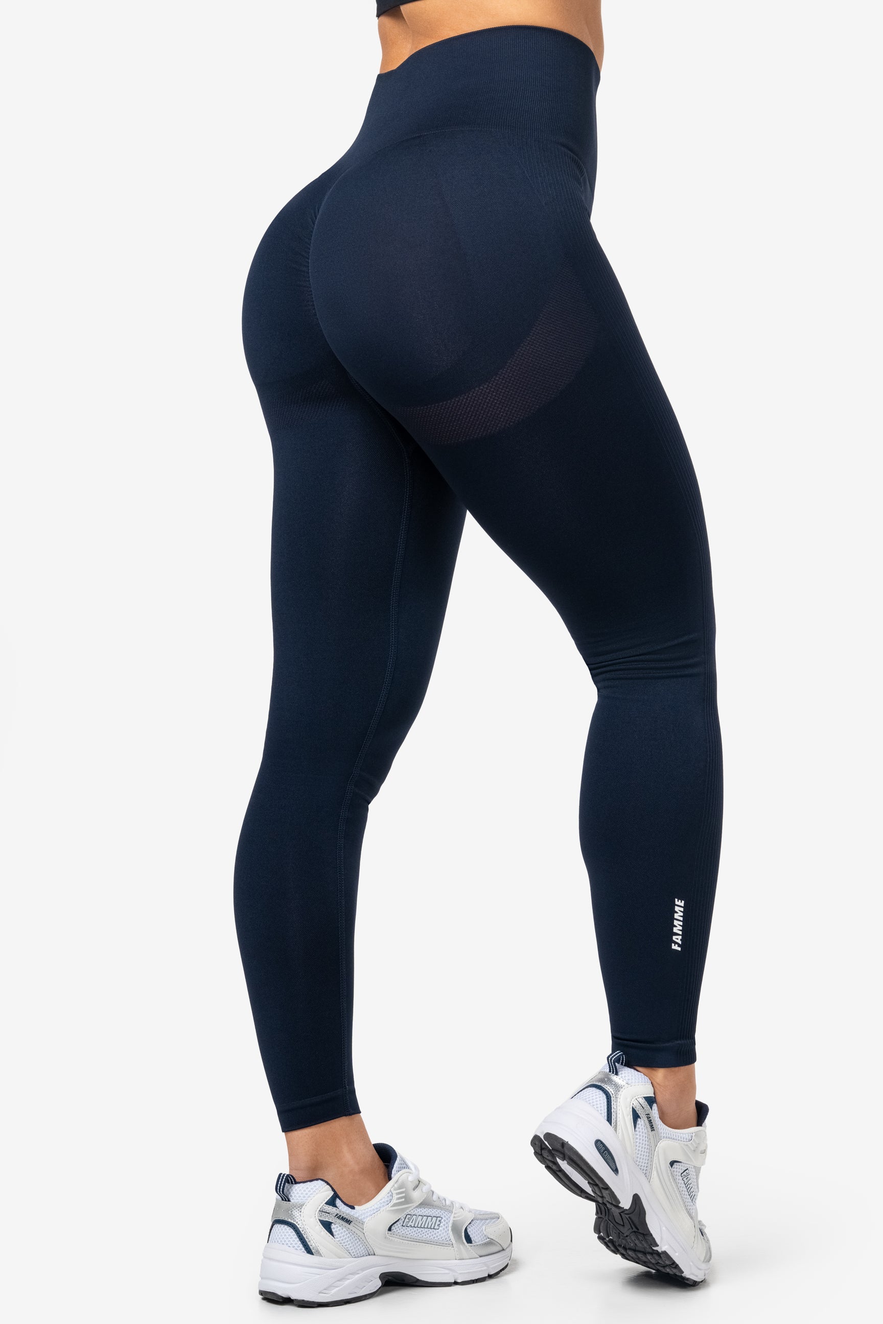 "Navy blue scrunch leggings med høy midje og seamless design, fremhever kurver med scrunch-teknologi for optimal passform"