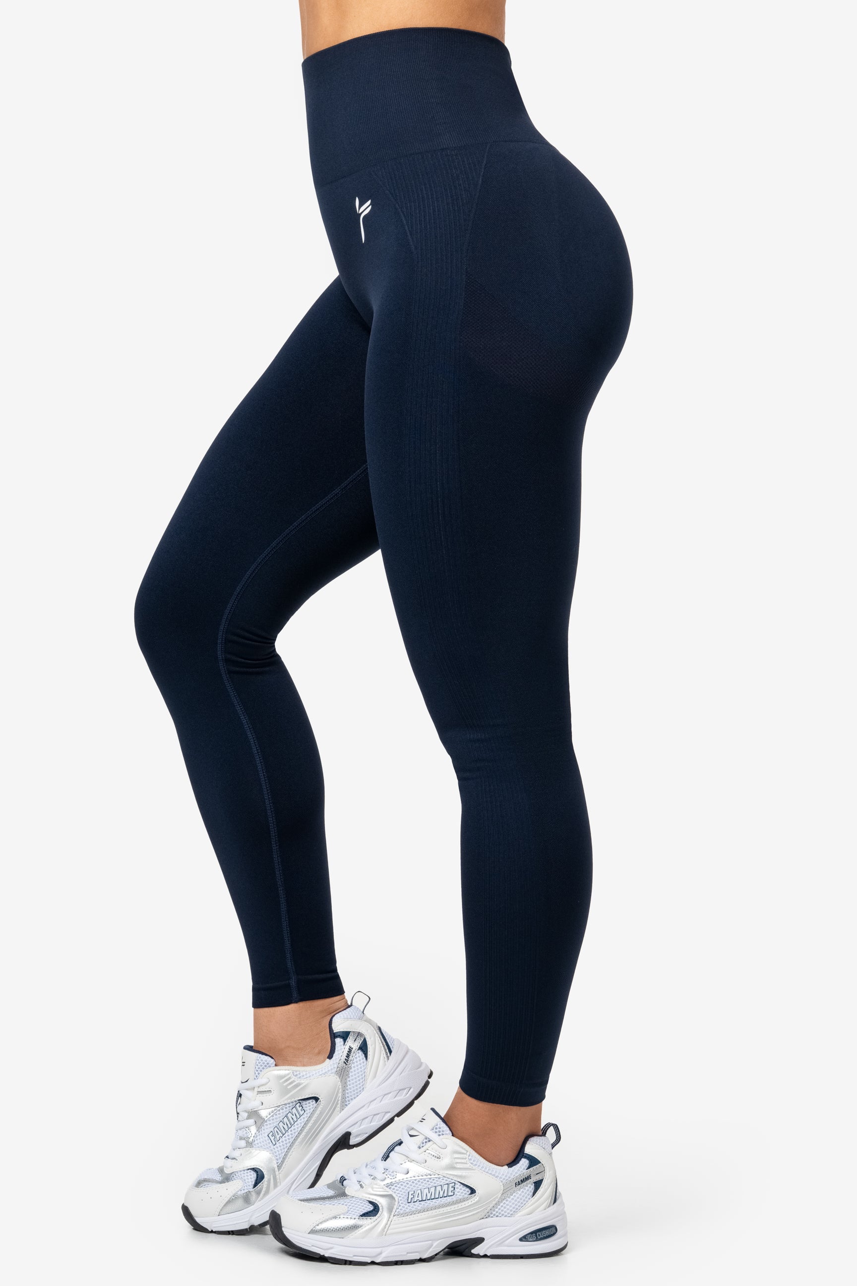 "Navy blue scrunch leggings med høy midje og seamless design, fremhever kurver med scrunch-teknologi for optimal passform"