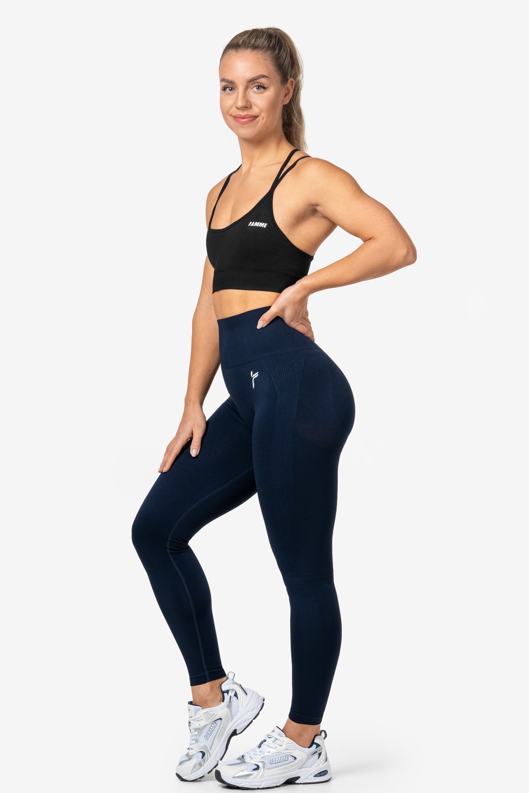 "Navy blue scrunch leggings med høy midje og seamless design, fremhever kurver med scrunch-teknologi for optimal passform"
