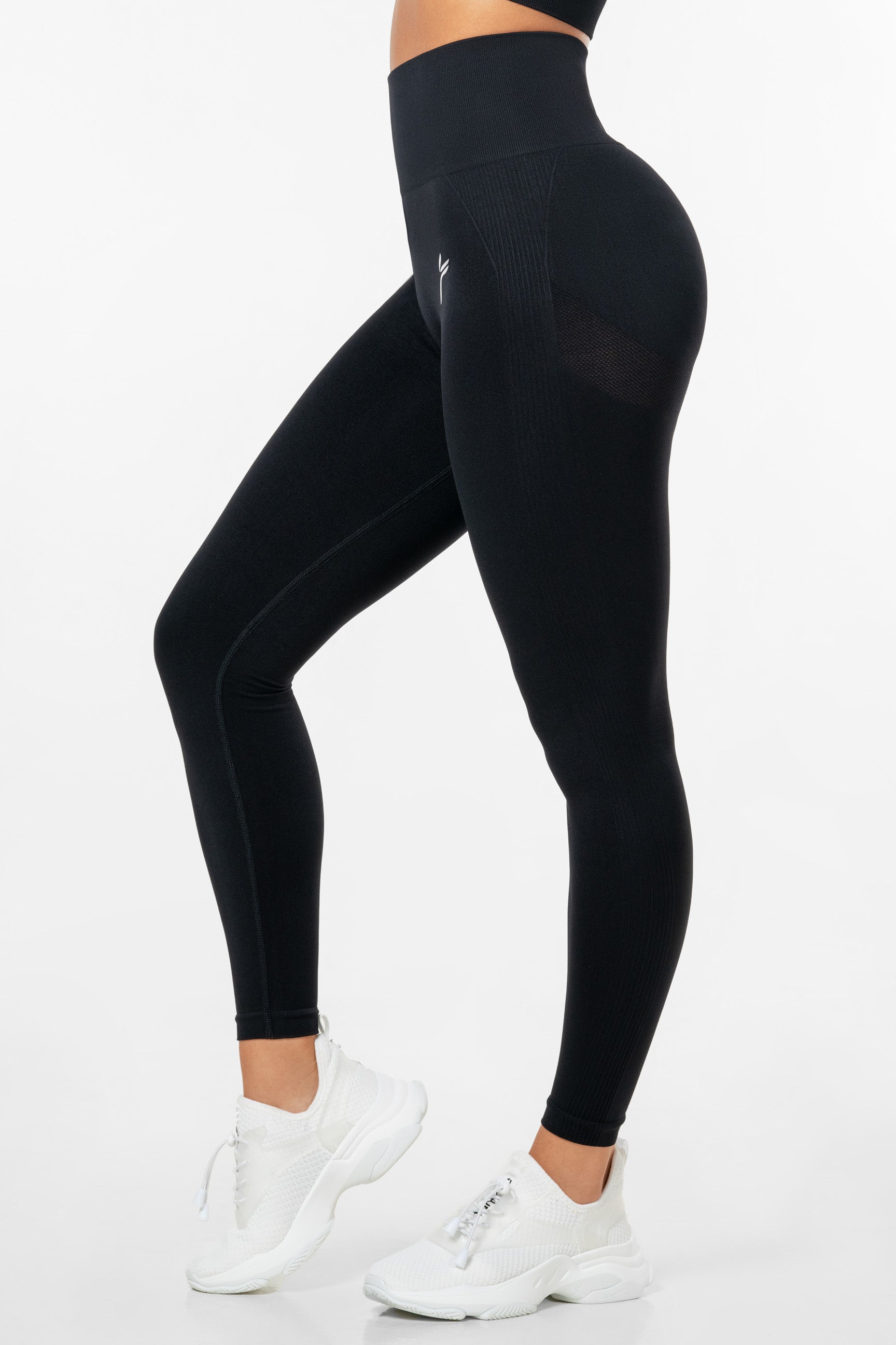 "Navy blue scrunch leggings med høy midje og seamless design, fremhever kurver med scrunch-teknologi for optimal passform"
