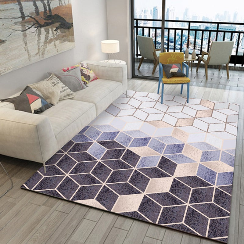 Elegant geometrisk teppe for stue eller soverom, gir komfort og nordisk stil. Sklisikkert og moderne interiørteppe.