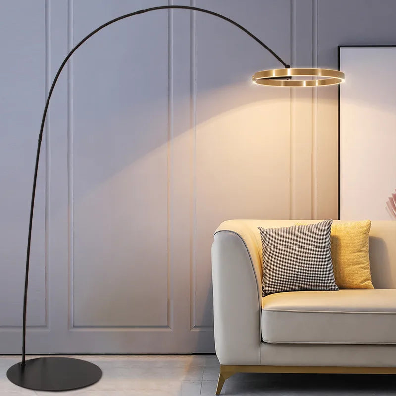 "Nordisk LED gulvlampe i minimalistisk design, tilgjengelig i gull, roségull og svart. Perfekt for moderne interiør."