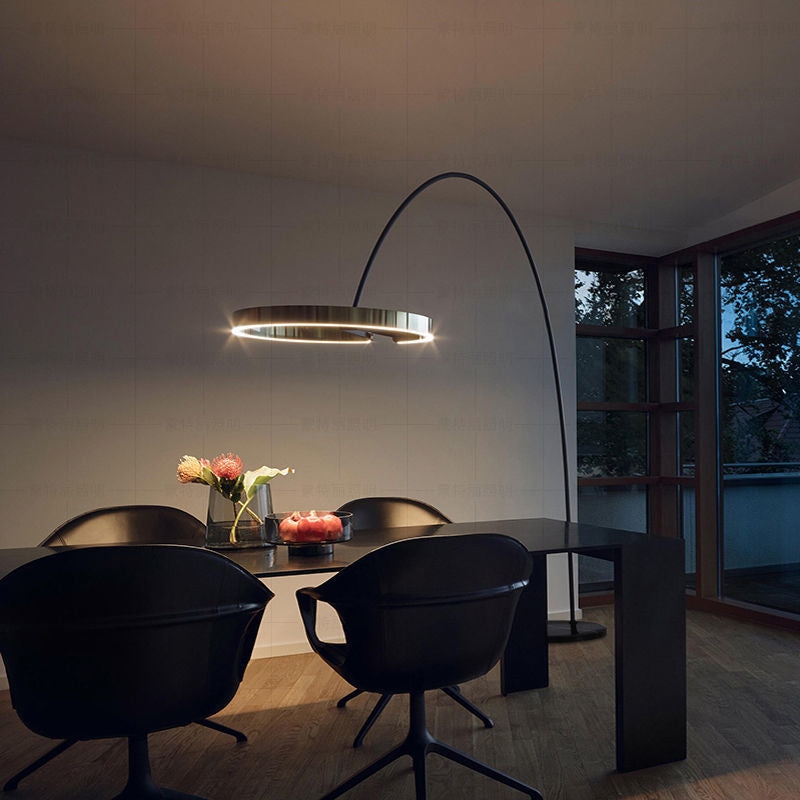 "Nordisk LED gulvlampe i minimalistisk design, tilgjengelig i gull, roségull og svart. Perfekt for moderne interiør."