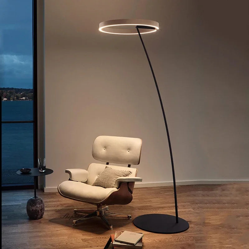 "Nordisk LED gulvlampe i minimalistisk design, tilgjengelig i gull, roségull og svart. Perfekt for moderne interiør."