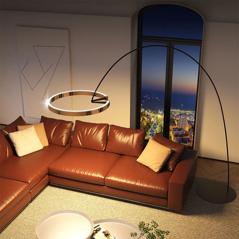 "Nordisk LED gulvlampe i minimalistisk design, tilgjengelig i gull, roségull og svart. Perfekt for moderne interiør."