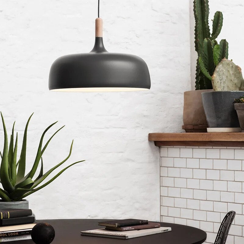 "Nordisk LED-pendellampe med elegant design, tilgjengelig i flere farger som hvit, svart, grønn, blå, gul og rosa."