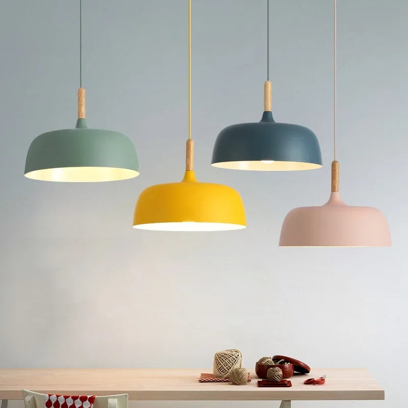 "Nordisk LED-pendellampe med elegant design, tilgjengelig i flere farger som hvit, svart, grønn, blå, gul og rosa."