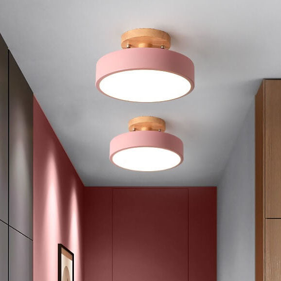 Interiørbilde med nordisk rund LED-taklampe som sentral belysning, skaper moderne atmosfære.