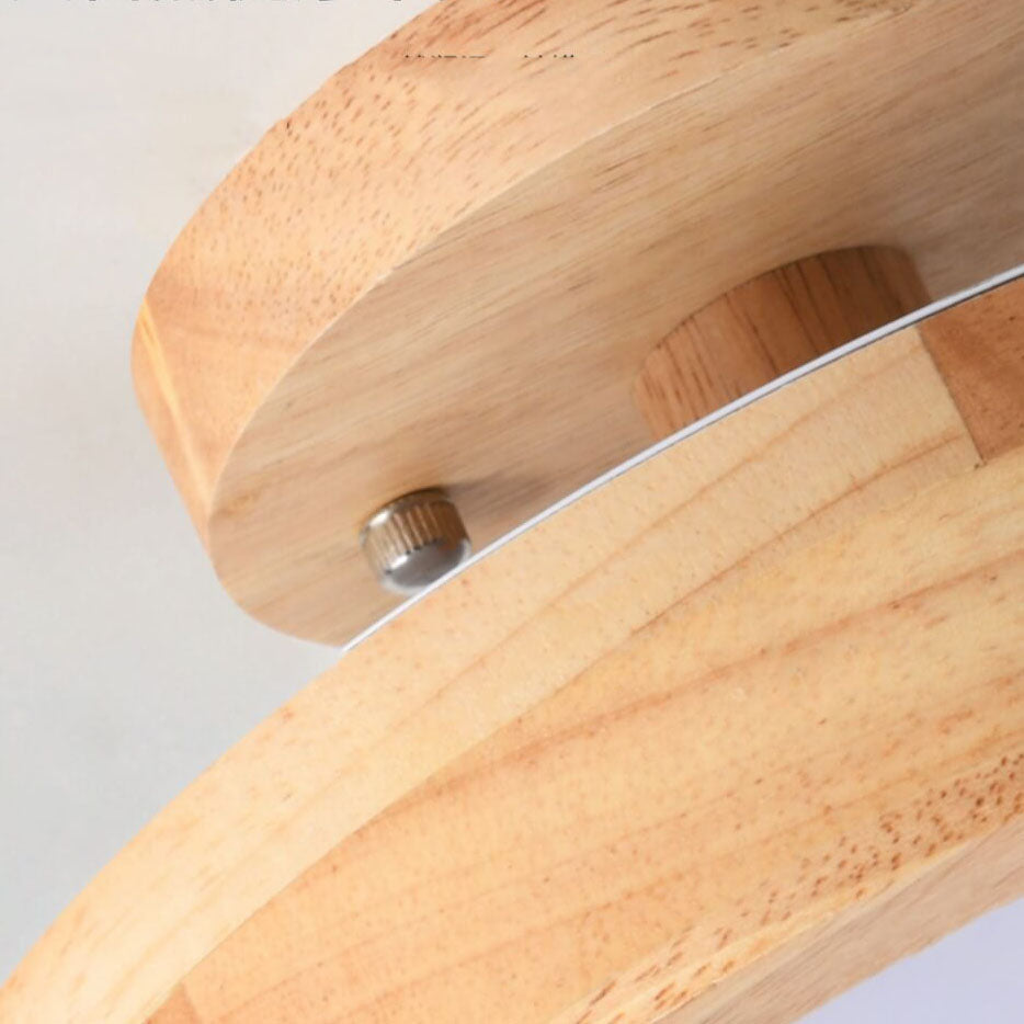 Rund taklampe i nordisk design fra siden, viser slank profil for moderne hjemmeinnredning.