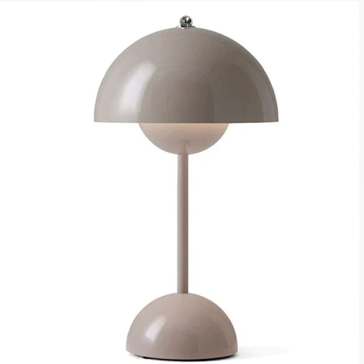 Nærbilde av hvit sopplampe, liten bordlampe som viser justerbar lysfunksjon