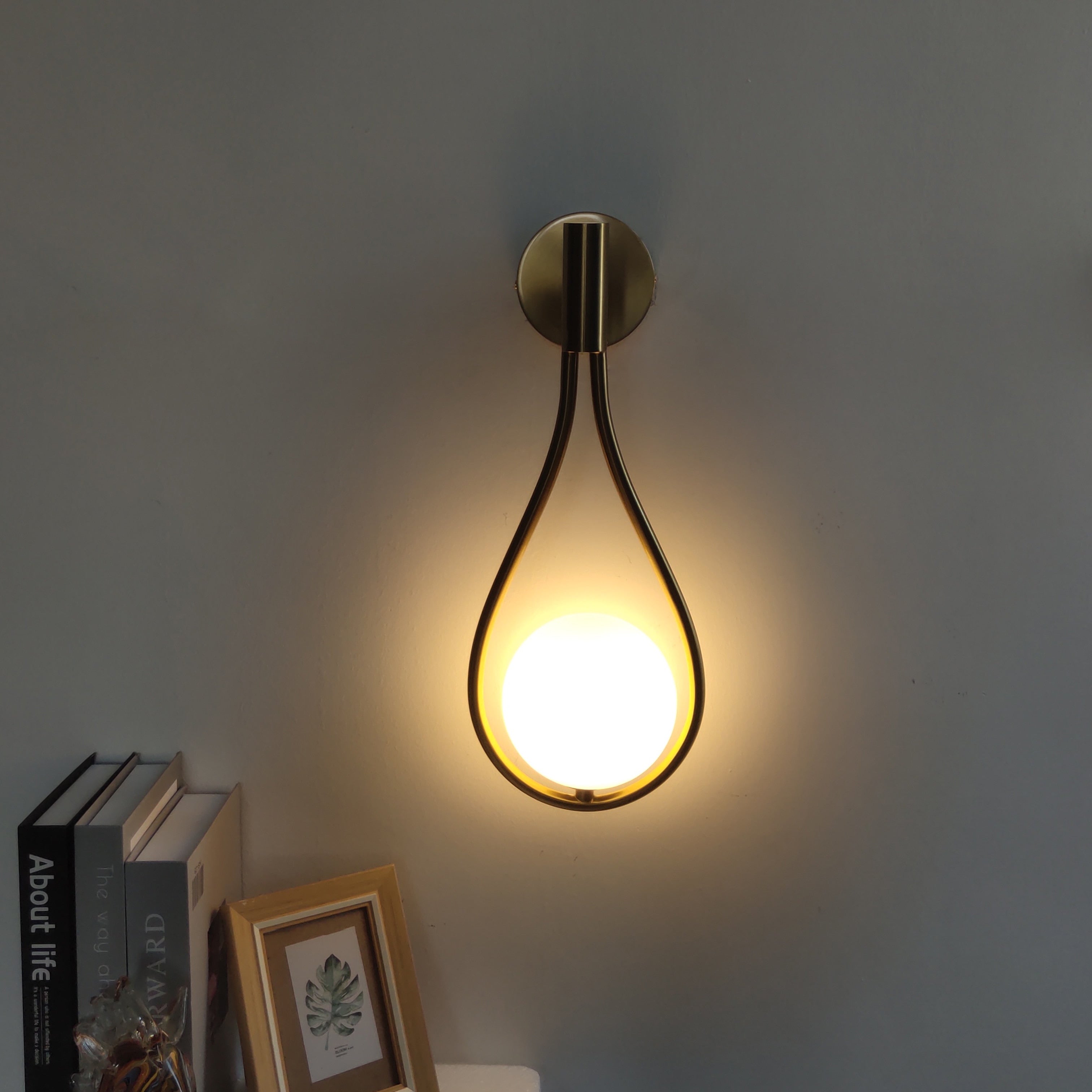 Elegant messing vegglampe med justerbar arm, perfekt for nordisk inspirert interiør.