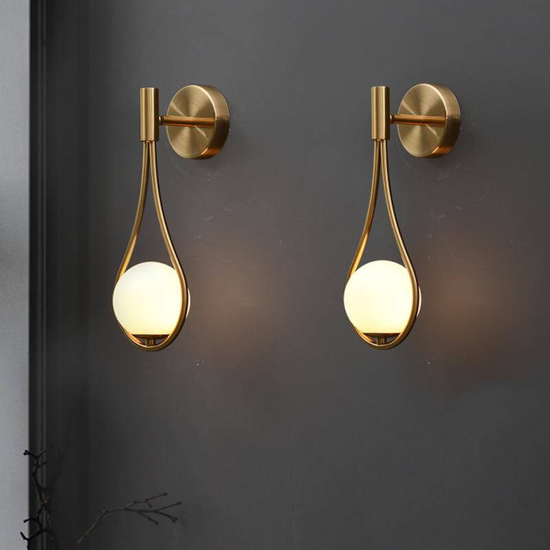 Moderne sølv LED vegglampe, ideell som dekor og funksjonell belysning i hjemmet.