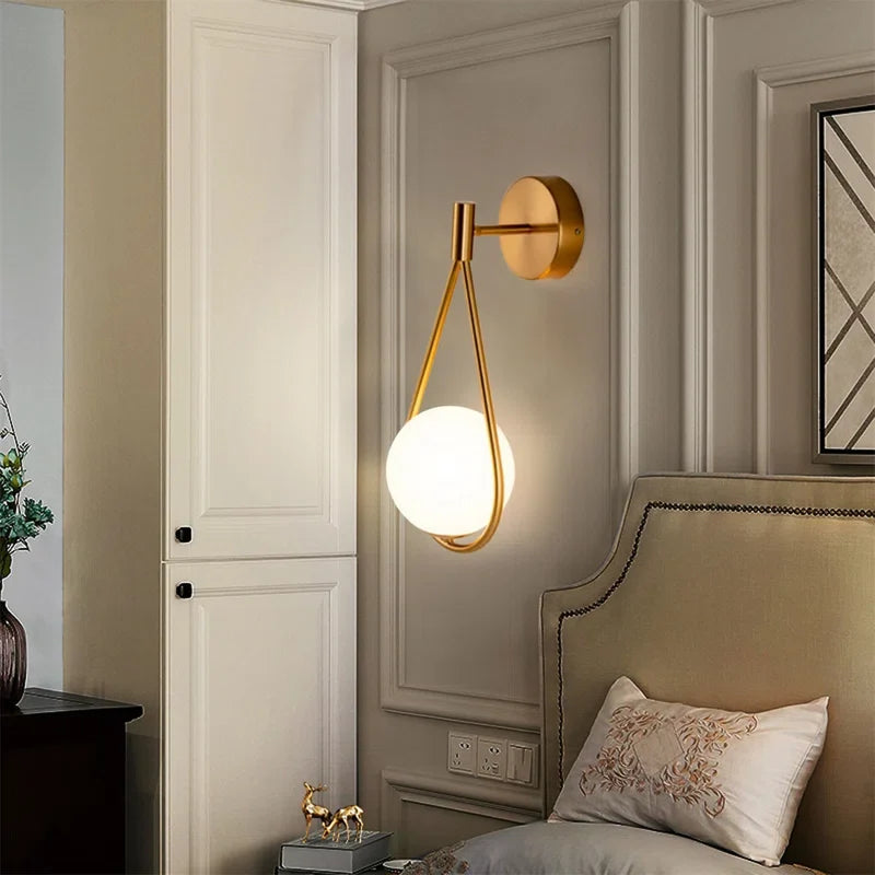 Justerbar nordisk vegglampe i metall, gir fleksibelt stemningslys til ethvert rom.