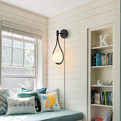 Slank vegglampe i messing, med justerbar LED belysning for et moderne og dekorativt uttrykk.
