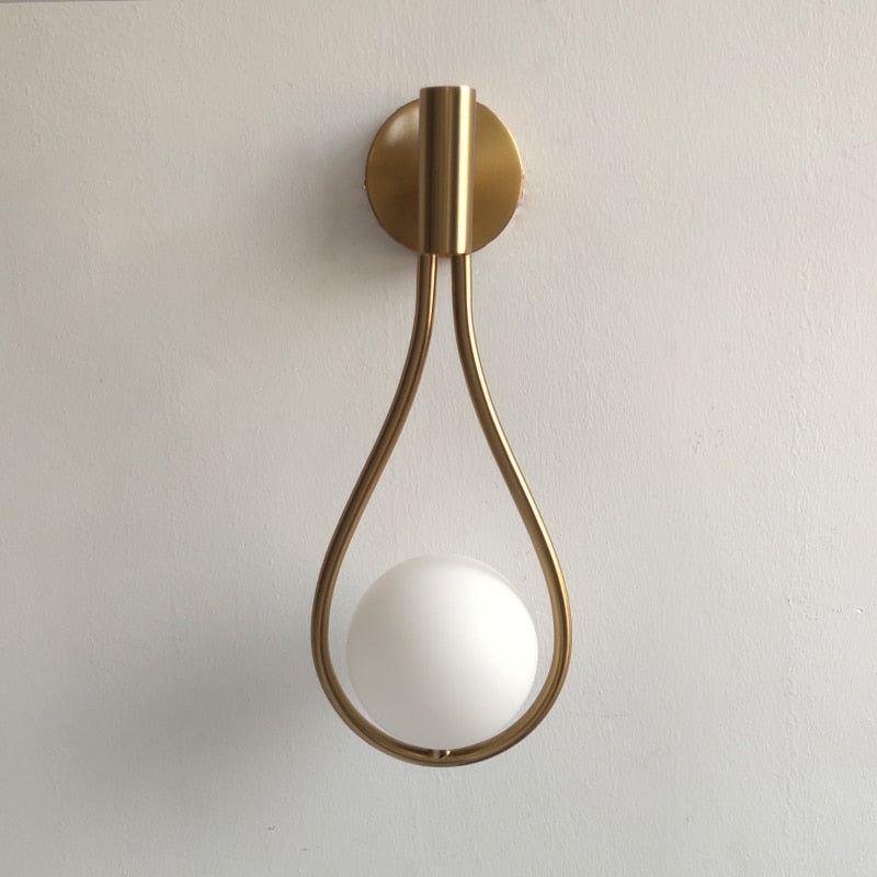 Stilren nordisk vegglampe i metall, skaper elegant stemning med praktisk LED lys.