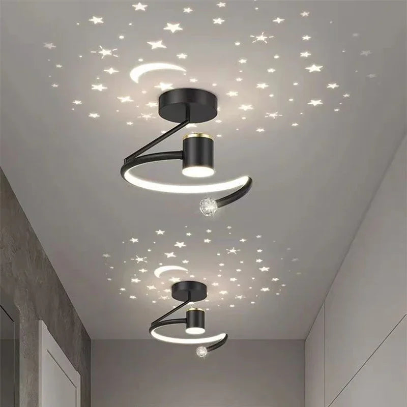 "Norvo LED taklampe med stjernehimmel, rund form, avslappende atmosfære. Perfekt til barnerom og stue."