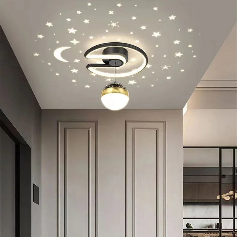 "Norvo LED taklampe med stjernehimmel, rund form, avslappende atmosfære. Perfekt til barnerom og stue."