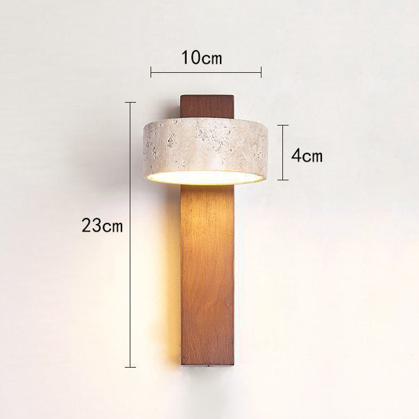 "Off-white vegglampe i travertin med roterbar LED, elegant minimalistisk design som gir mykt og varmt lys."