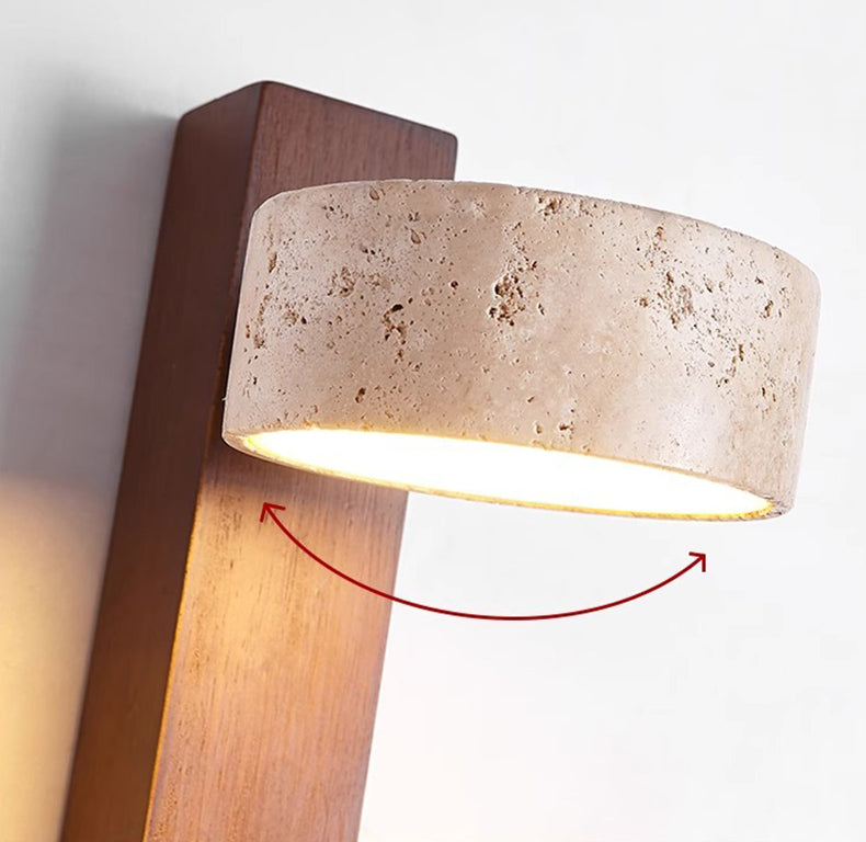 "Off-white vegglampe i travertin med roterbar LED, elegant minimalistisk design som gir mykt og varmt lys."