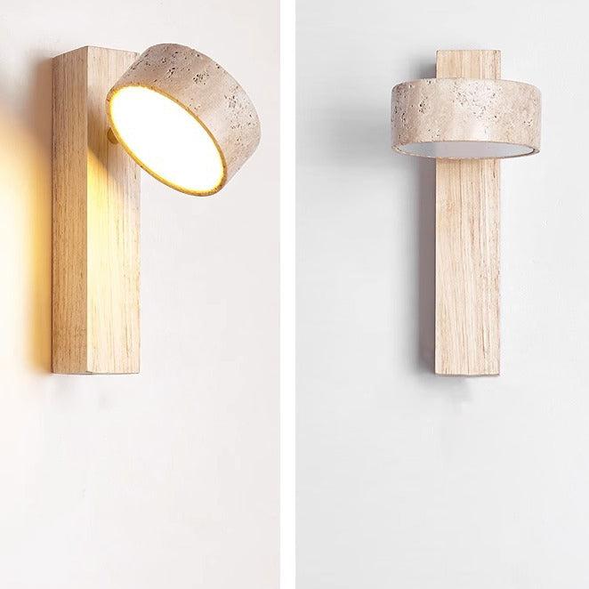 "Off-white vegglampe i travertin med roterbar LED, elegant minimalistisk design som gir mykt og varmt lys."