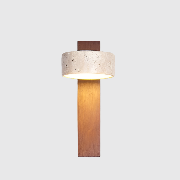 "Off-white vegglampe i travertin med roterbar LED, elegant minimalistisk design som gir mykt og varmt lys."