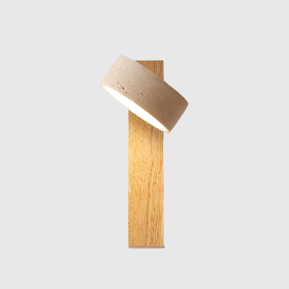 "Off-white vegglampe i travertin med roterbar LED, elegant minimalistisk design som gir mykt og varmt lys."