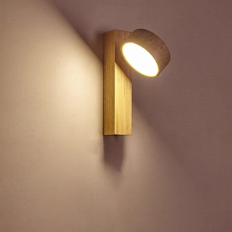"Off-white vegglampe i travertin med roterbar LED, elegant minimalistisk design som gir mykt og varmt lys."