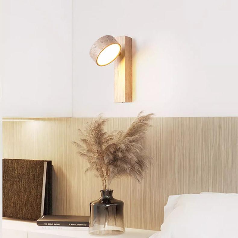 "Off-white vegglampe i travertin med roterbar LED, elegant minimalistisk design som gir mykt og varmt lys."