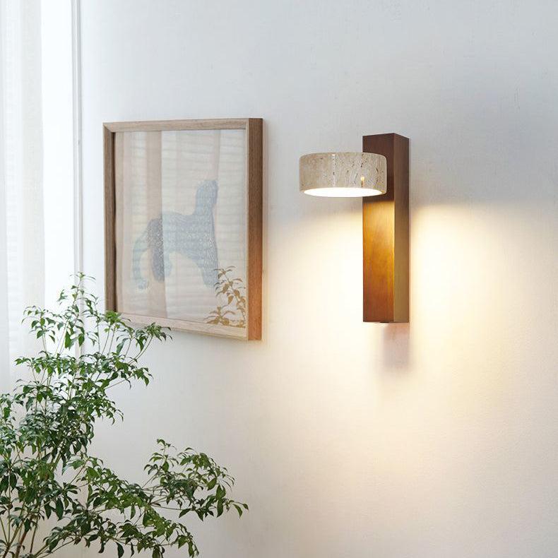 "Off-white vegglampe i travertin med roterbar LED, elegant minimalistisk design som gir mykt og varmt lys."