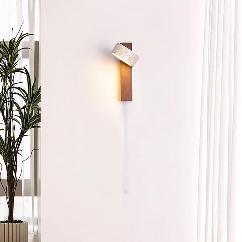 "Off-white vegglampe i travertin med roterbar LED, elegant minimalistisk design som gir mykt og varmt lys."