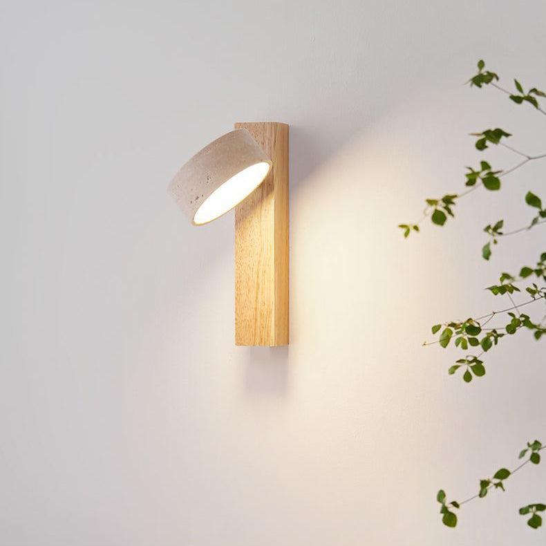 "Off-white vegglampe i travertin med roterbar LED, elegant minimalistisk design som gir mykt og varmt lys."