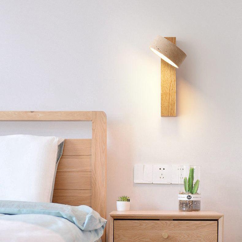 "Off-white vegglampe i travertin med roterbar LED, elegant minimalistisk design som gir mykt og varmt lys."