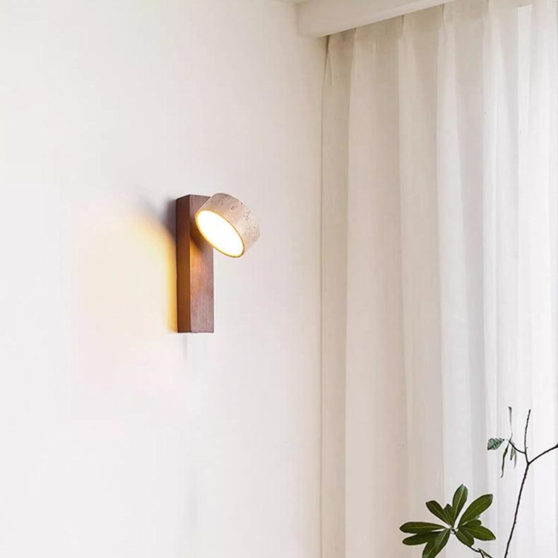 "Off-white vegglampe i travertin med roterbar LED, elegant minimalistisk design som gir mykt og varmt lys."