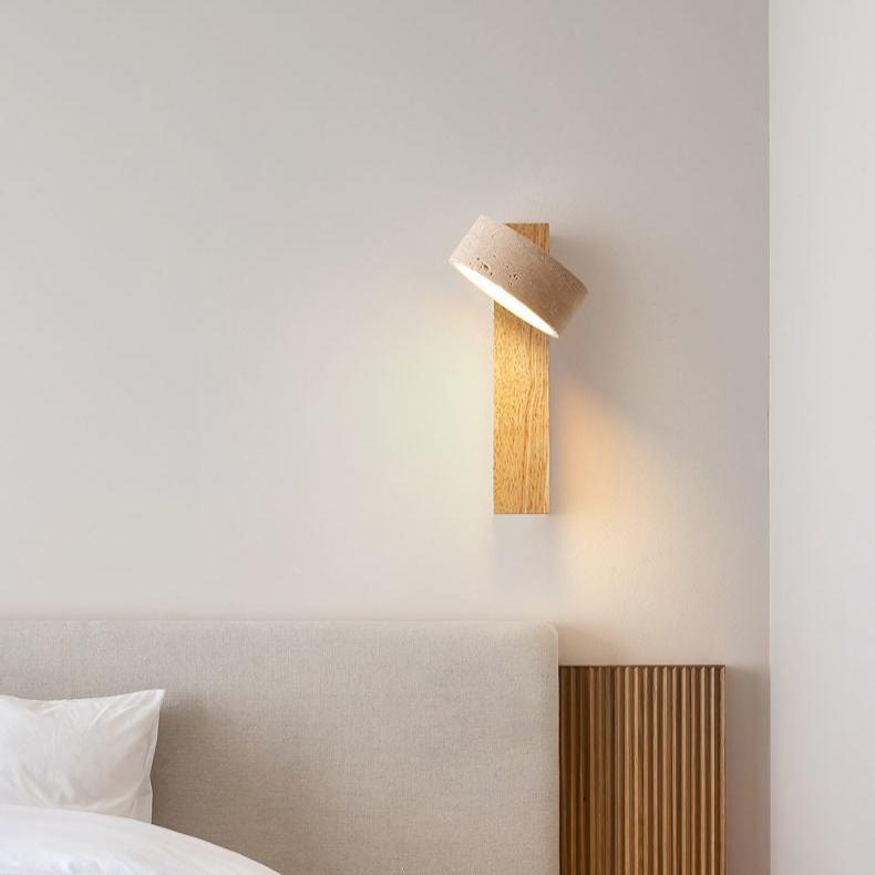 "Off-white vegglampe i travertin med roterbar LED, elegant minimalistisk design som gir mykt og varmt lys."