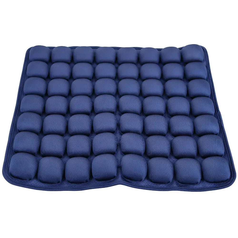 Få avlastning og komfort med denne justerbare oppblåsbare sitteputen. Ergonomisk design.