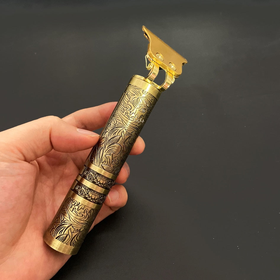 "Oppladbar hår- og skjeggtrimmer med kraftig motor, vanntett design og fire tilbehør for allsidig stiltilpasning."