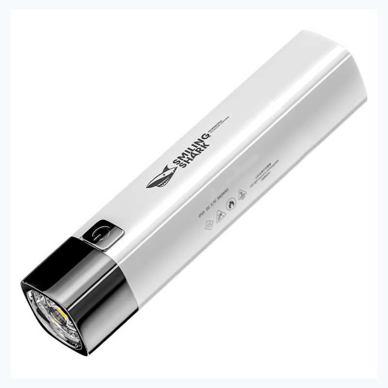 "Oppladbar lommelykt med kraftig G3 lys, powerbank-funksjon, kompakt design, ideell for utendørs eventyr."