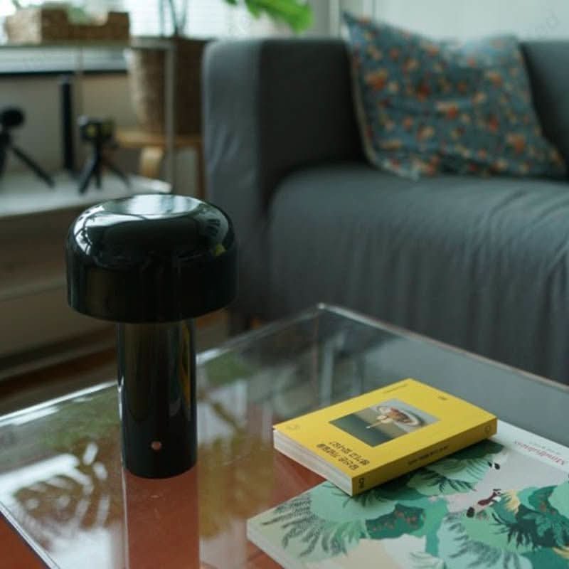 USB-oppladbar nattbordslampe med dimbar LED og berøringskontroll, svært praktisk.