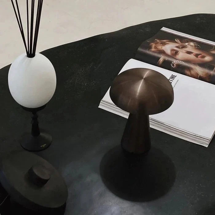 Bærbar oppladbar sopplampe i metall, trådløs LED bordlampe, ideell for soverom interiør.