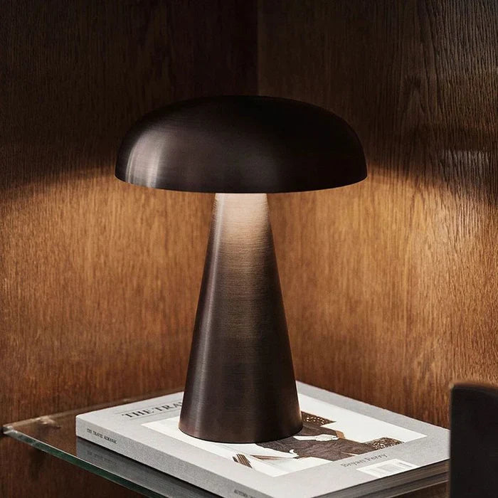 Unik soppdesign bordlampe, oppladbar LED-lampe i metall, trådløs og dekorativ for interiør.