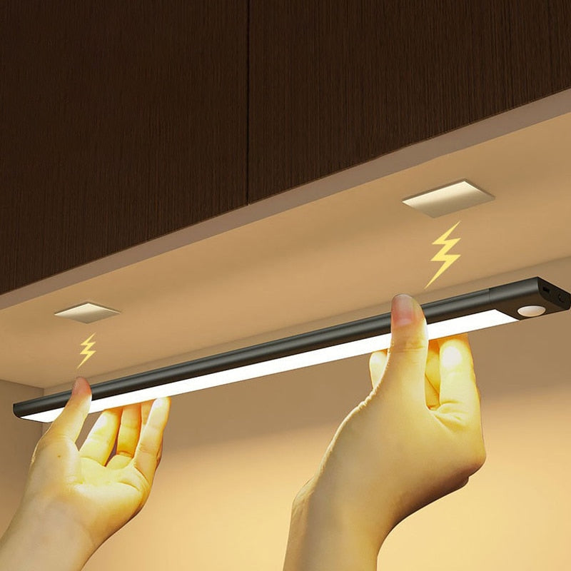 Energieffektivt bevegelseslys, trådløst sensorlys ideelt som nattlys eller skaplys i hjemmet.