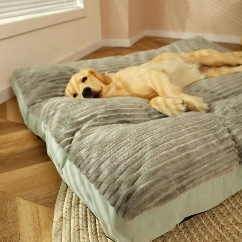 Varm hundeseng i grå farge. Ortopedisk støtte for ledd, dyp komfort for hunden om vinteren.